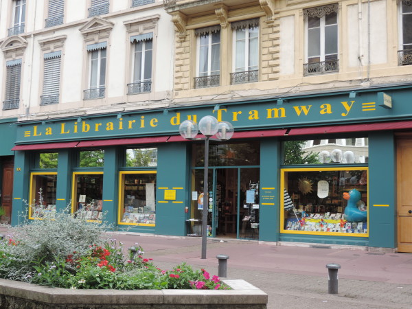 Si vous habitez Lyon, ou vous passez à Lyon, n’hésitez pas à faire une petite pause au 92 rue de Moncey, à la librairie du Tramway.