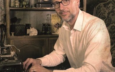 « Je ne voulais pas d’un univers post-apocalyptique trop conventionnel : des ruines envahies de végétation, des îlots de technologie, des villages crasseux et mourants, des groupes électrogènes crachotant une fumée noire et partout autour, une végétation luxuriante. J’ai opté pour une franche opposition. »